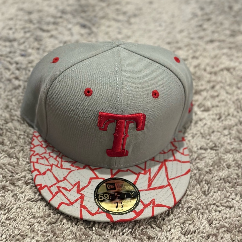 New Era!!! Texas Rangers Cap!! In great condition. Brand  new. Size 7 1/2.